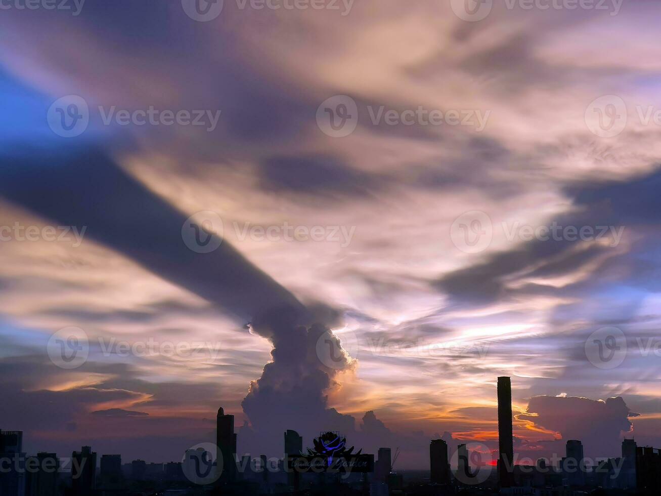 pôr do sol dentro a tarde com dramático forma e cor do nuvens e céu com silhueta do paisagem urbana, construção Horizonte, paisagem de nuvens, natureza fundo foto