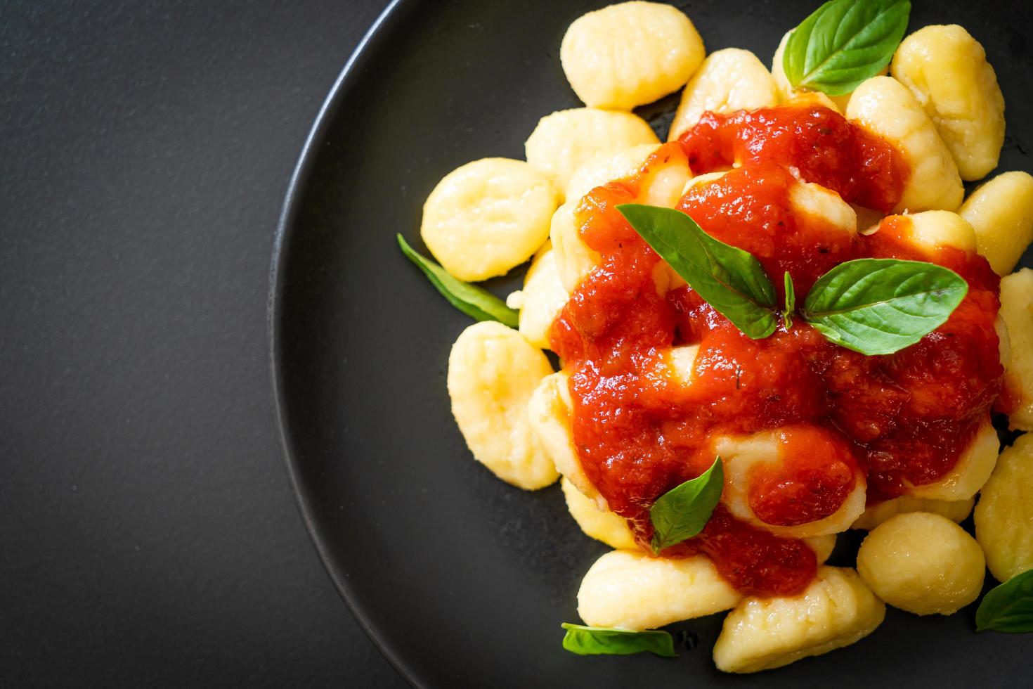 nhoque em molho de tomate com queijo foto