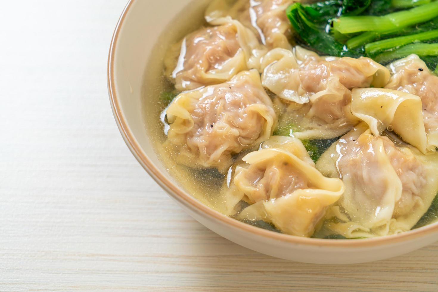 sopa de wonton de porco ou sopa de bolinhos de porco com vegetais - estilo de comida asiática foto