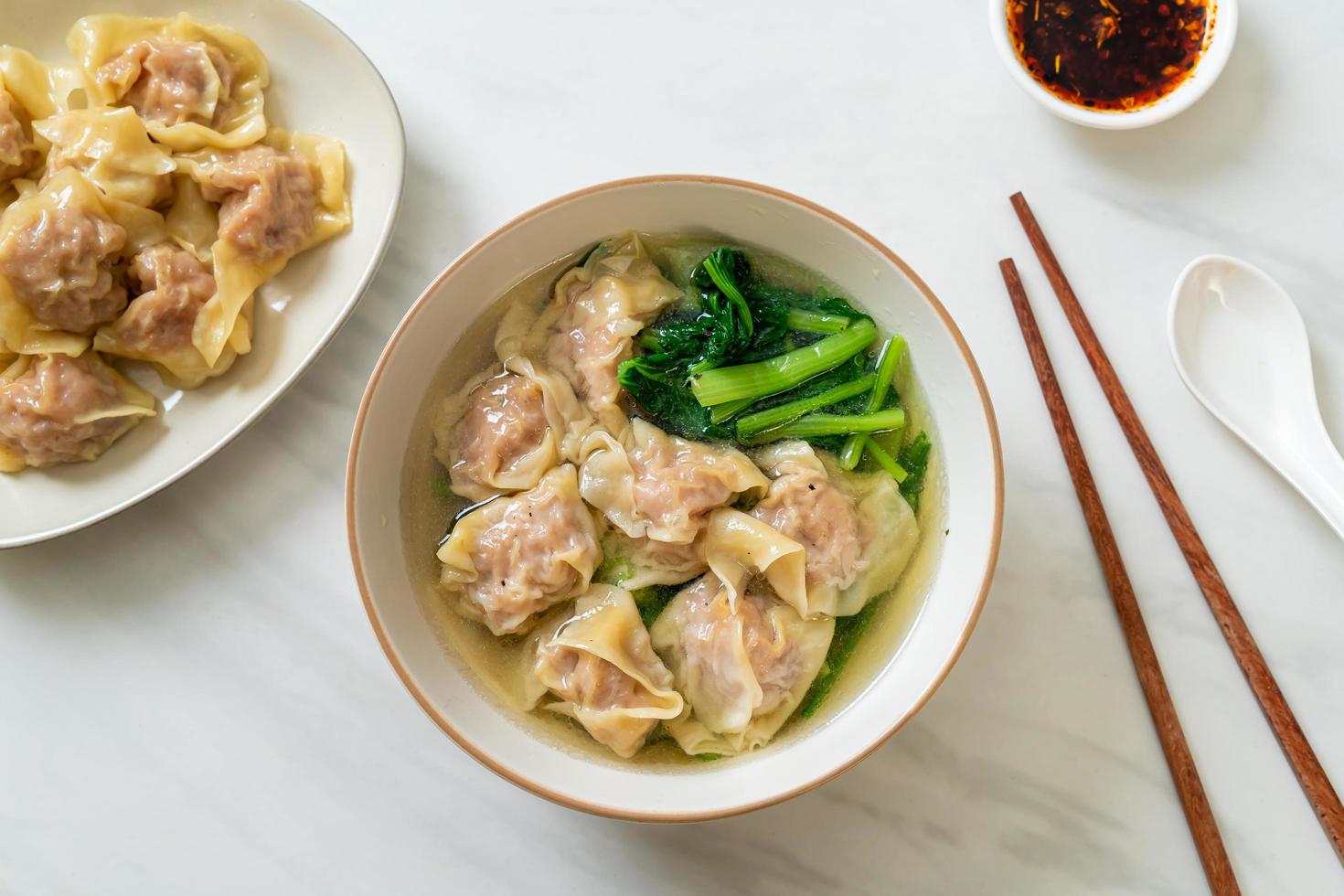 sopa de wonton de porco ou sopa de bolinhos de porco com vegetais - estilo de comida asiática foto