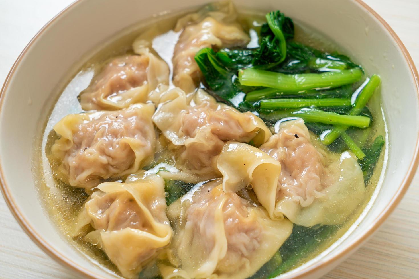 sopa de wonton de porco ou sopa de bolinhos de porco com vegetais - estilo de comida asiática foto