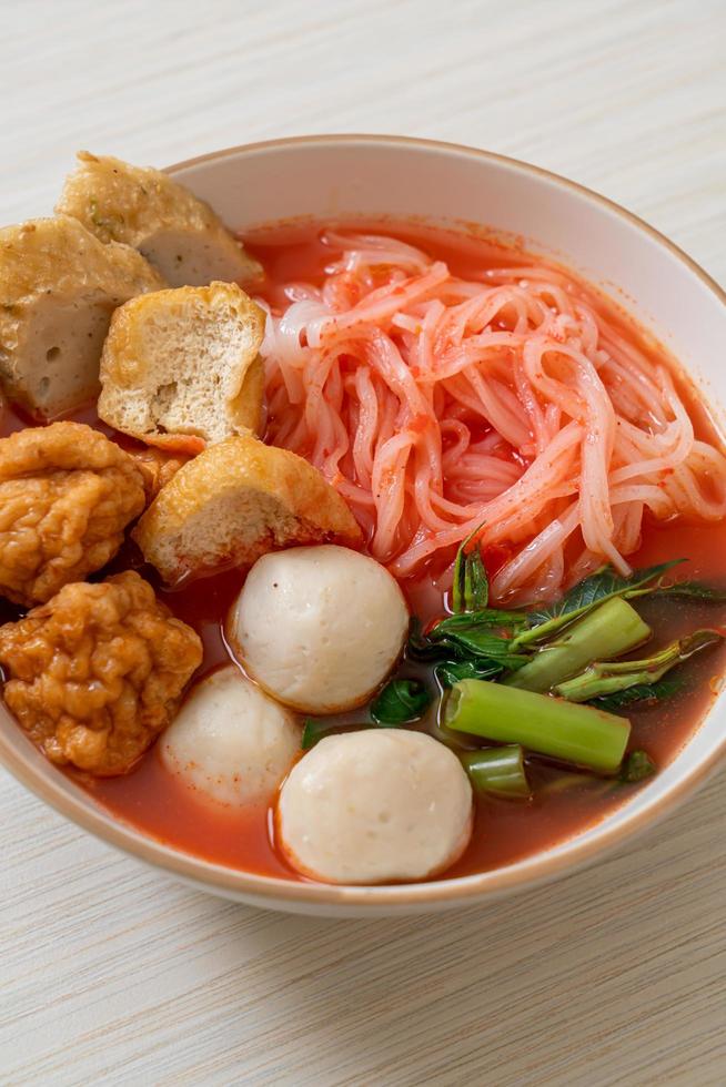 macarrão de arroz achatado com bolinhos de peixe e bolinhos de camarão na sopa rosa, yen ta quatro ou yen ta fo - comida asiática foto