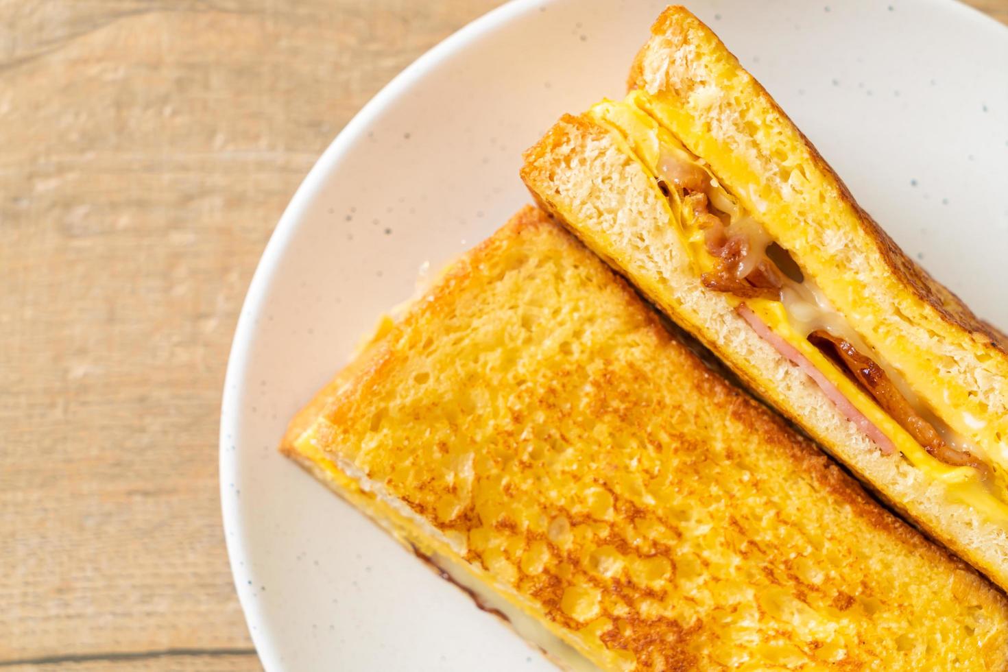 Torrada francesa de presunto caseiro, bacon e sanduíche de queijo com ovo foto