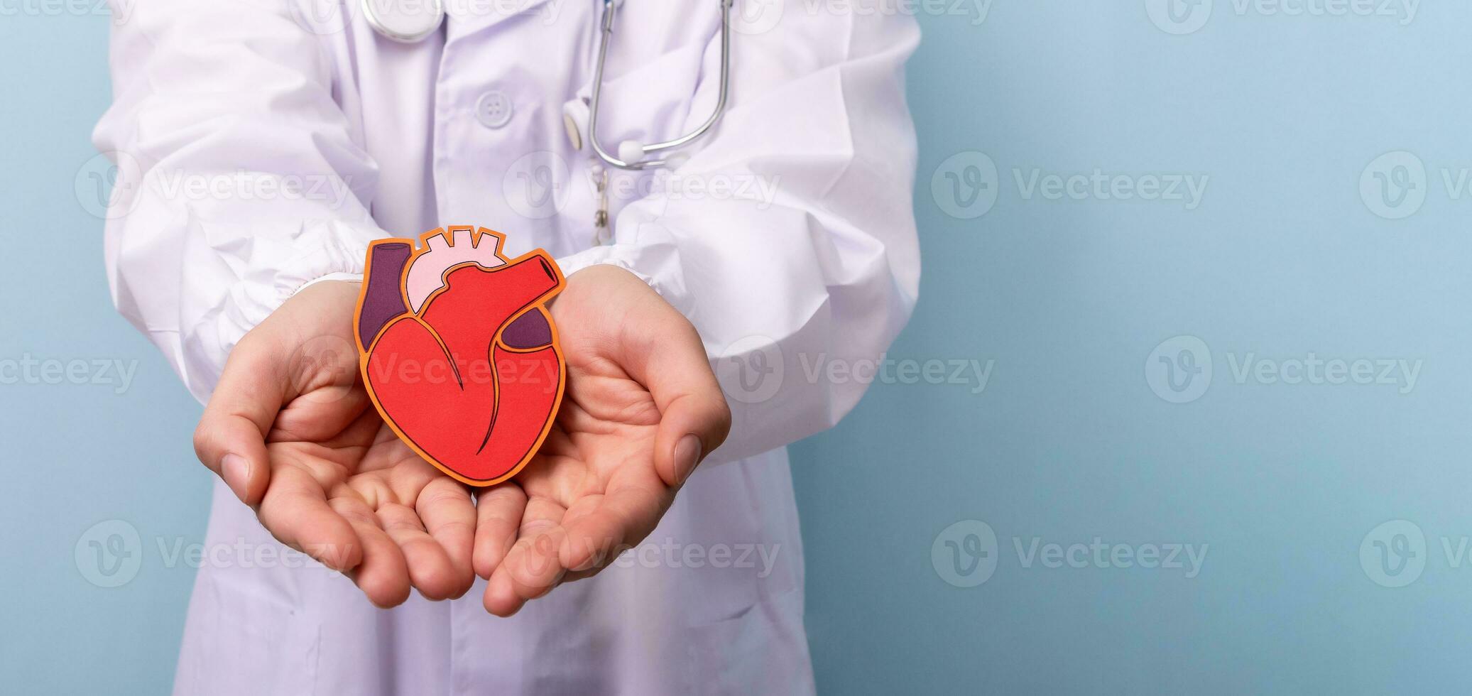 bandeira do médico mãos segurando papel vermelho coração. caridade doação conceito. foto