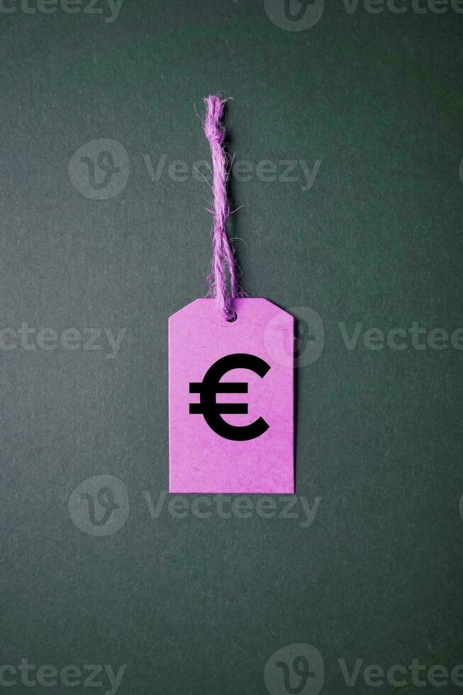 euro símbolo dentro a Rosa preço tag em a verde fundo foto