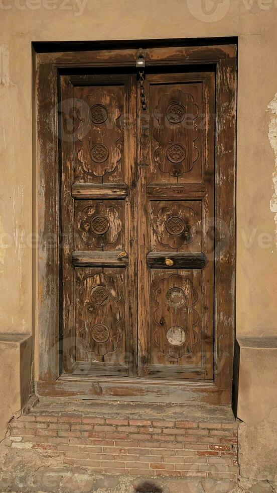 velho madeira textura porta às Lahore forte foto