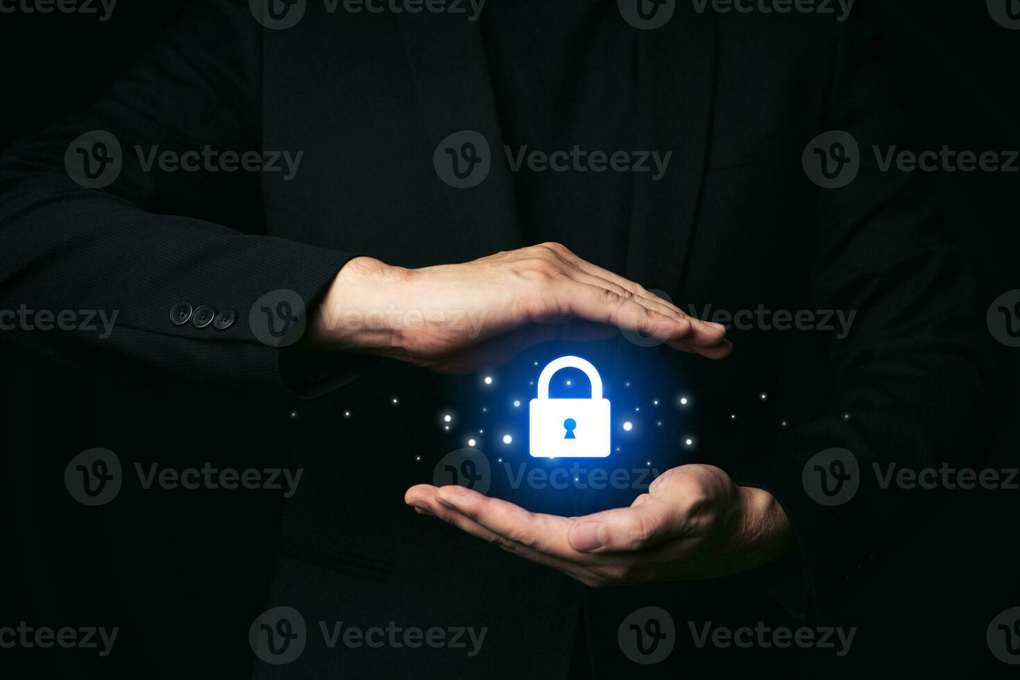 cyber segurança conceito, homem de negocios mão proteção rede com trava ícone e virtual telas. foto