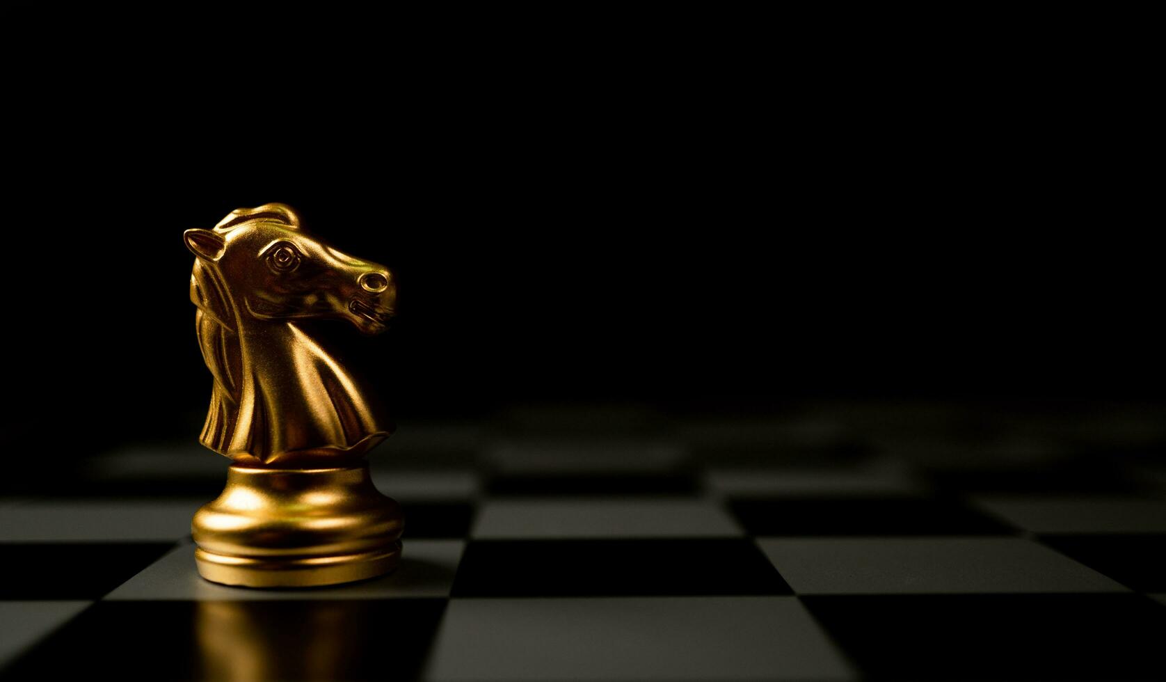 dourado xadrez cavalo em pé sozinho em a tabuleiro de xadrez foto