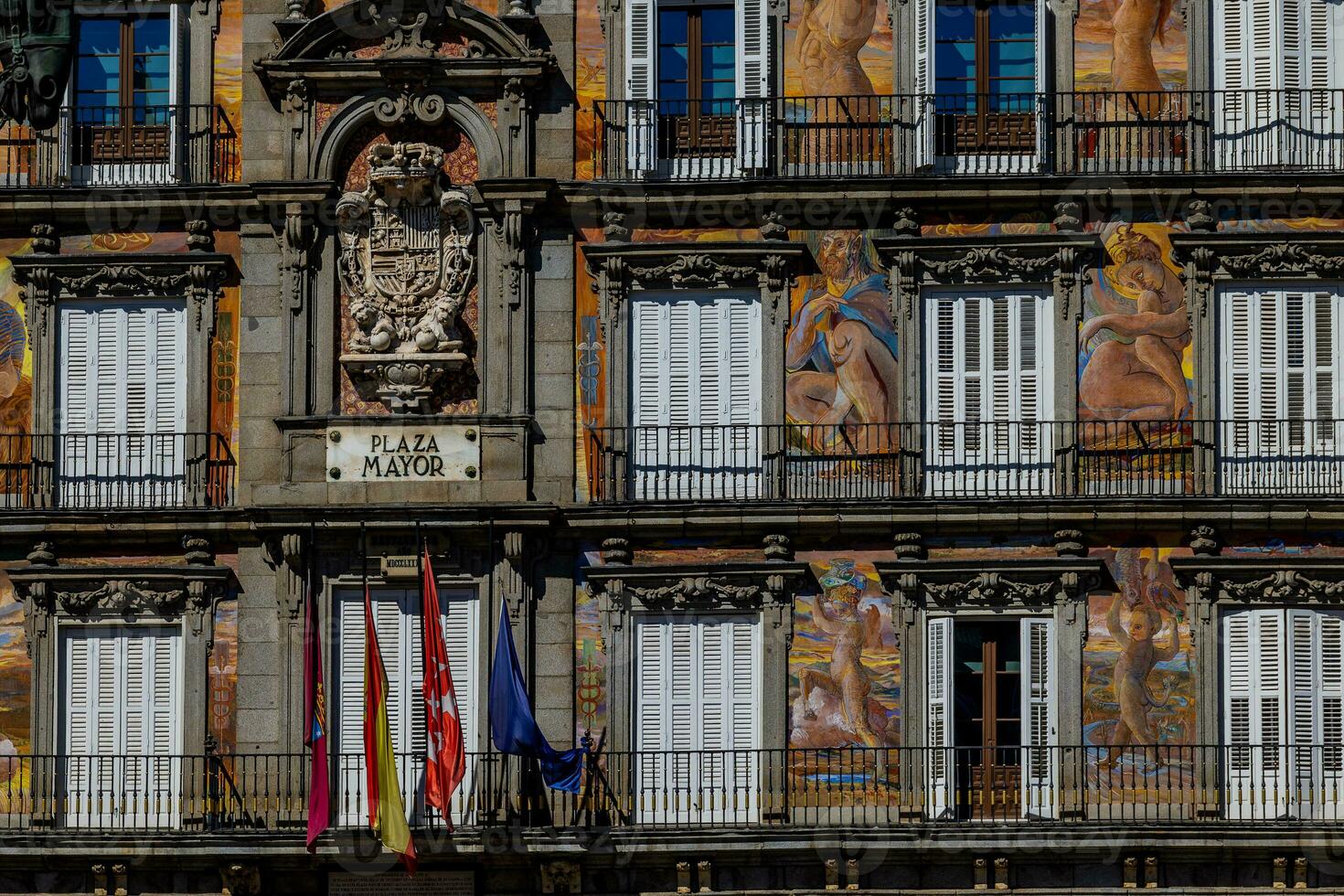 edifícios em a a Principal quadrado dentro madri capital do Espanha foto