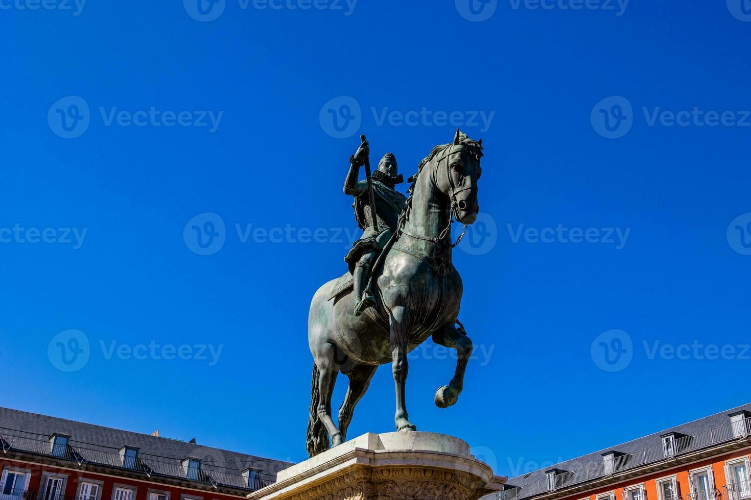 edifícios em a a Principal quadrado dentro madri capital do Espanha foto