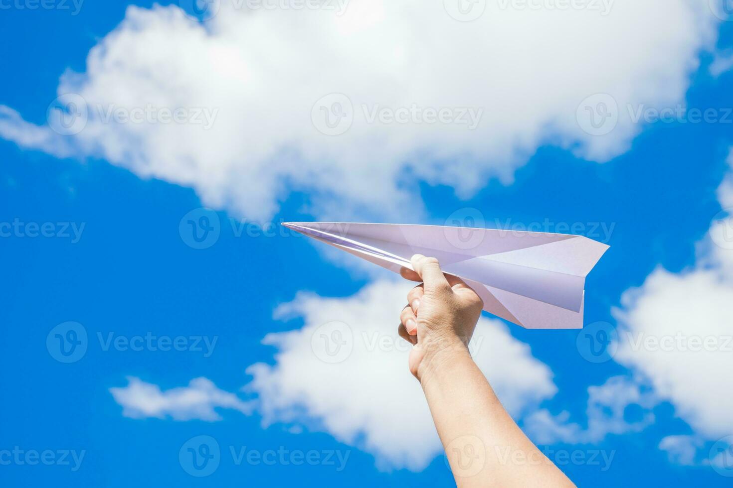 papel avião em mão com céu e clound fundo foto