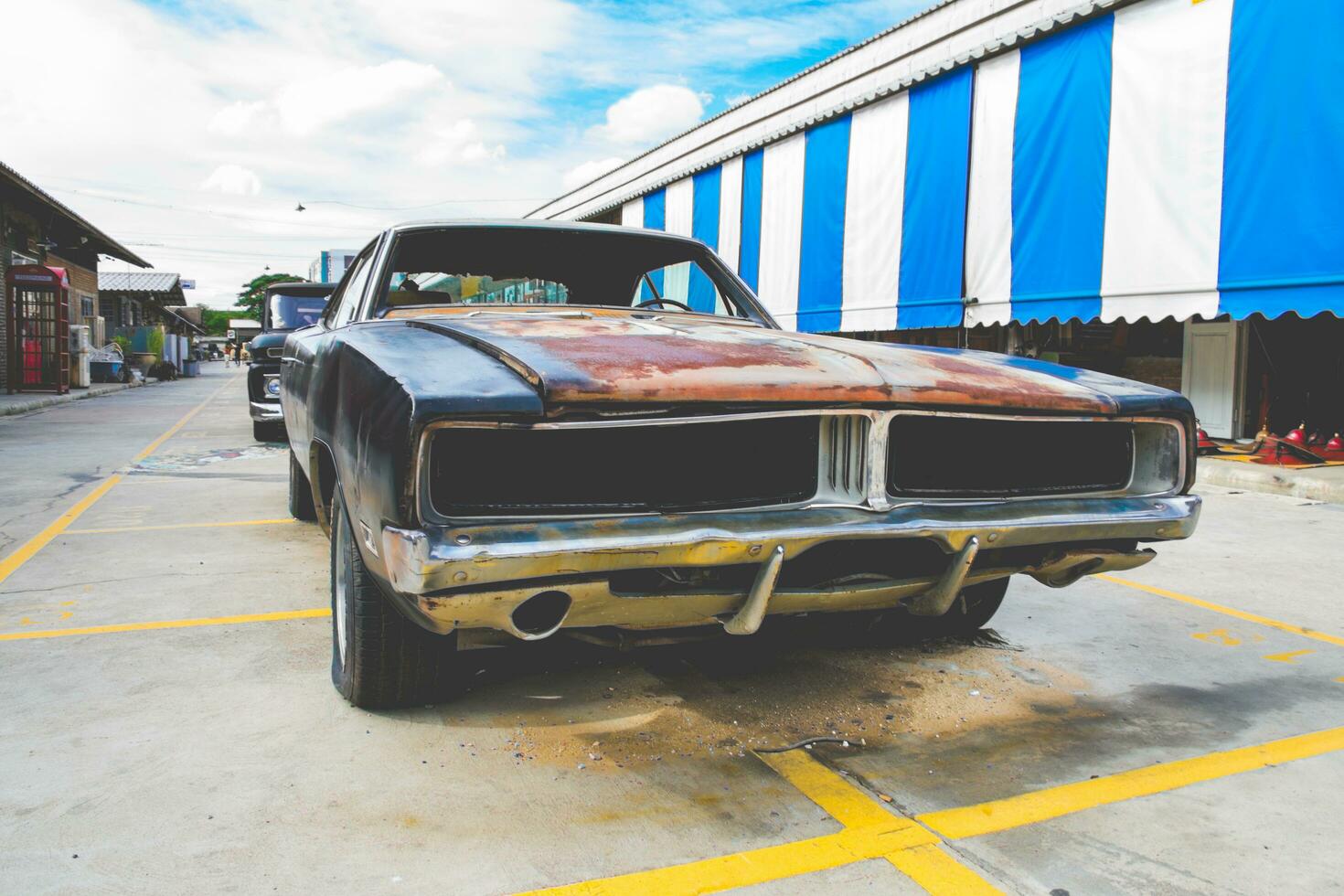 vintage carro em rua foto