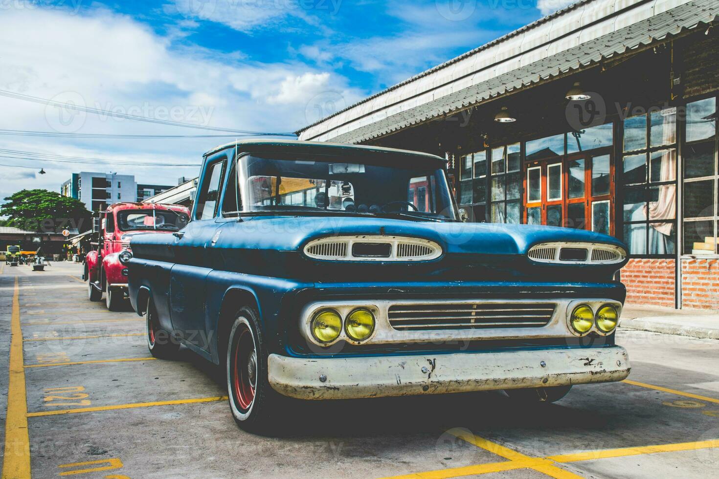 vintage carro em rua foto