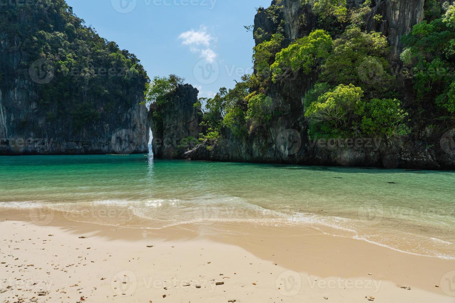 bela paisagem de praia branca e mar azul de koh hong krabi tailândia no verão foto