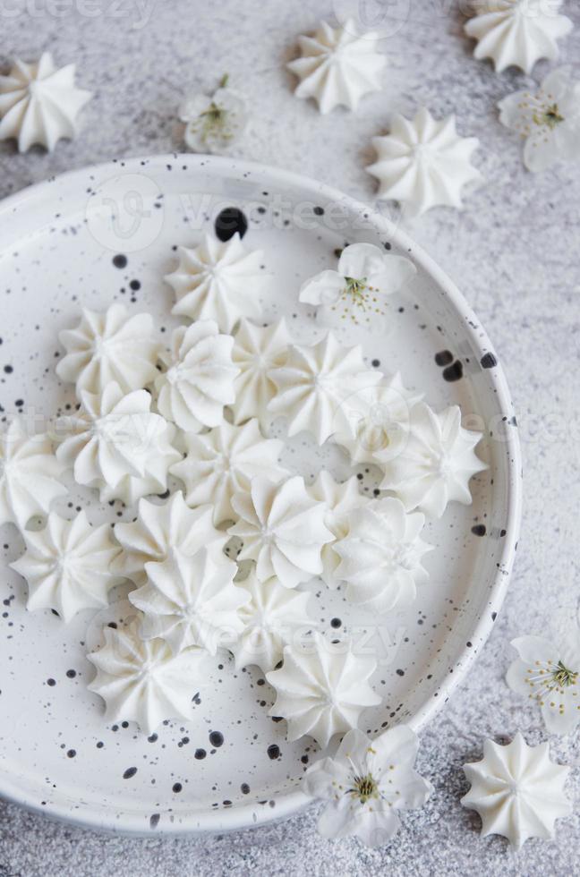 pequenos merengues brancos na tigela de cerâmica foto