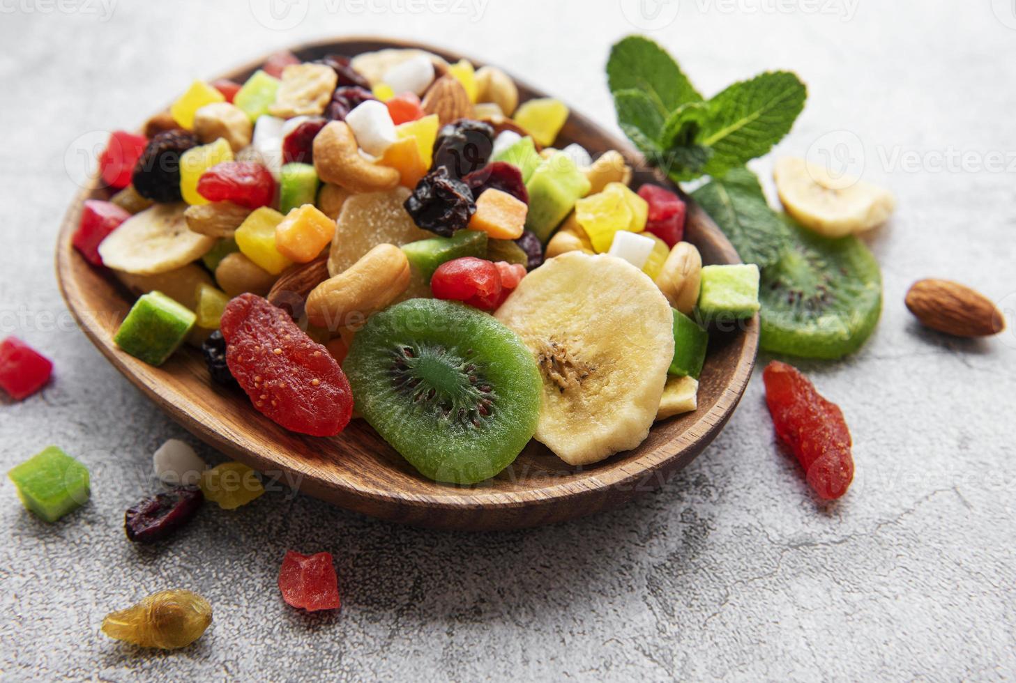 tigela com várias frutas secas e nozes foto