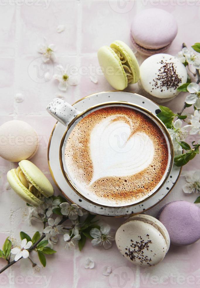 macaroons com uma xícara de café foto