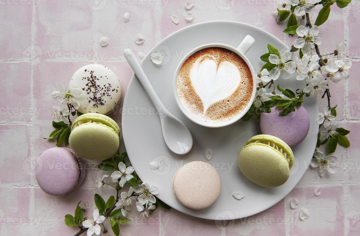 macaroons com uma xícara de café foto