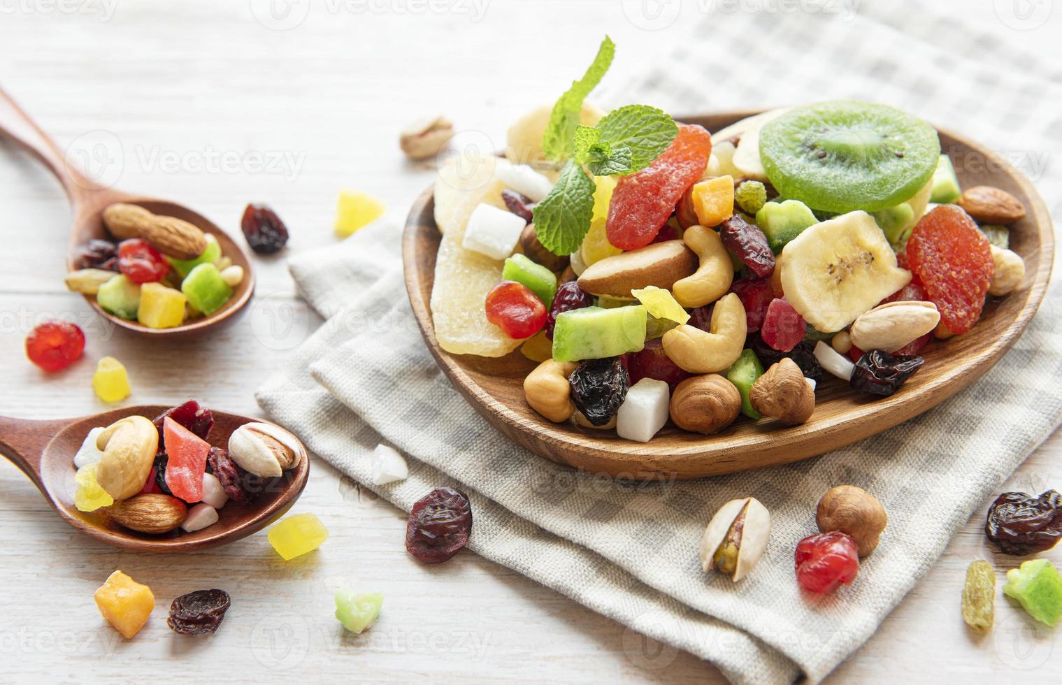 taças com várias frutas secas e nozes foto