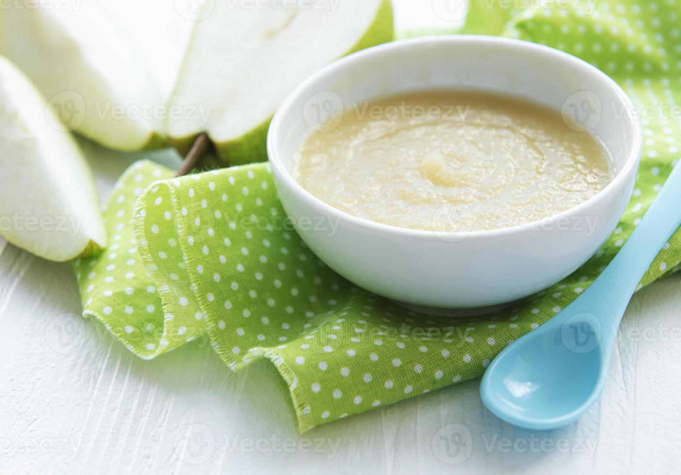 tigela com papinha de fruta e peras foto