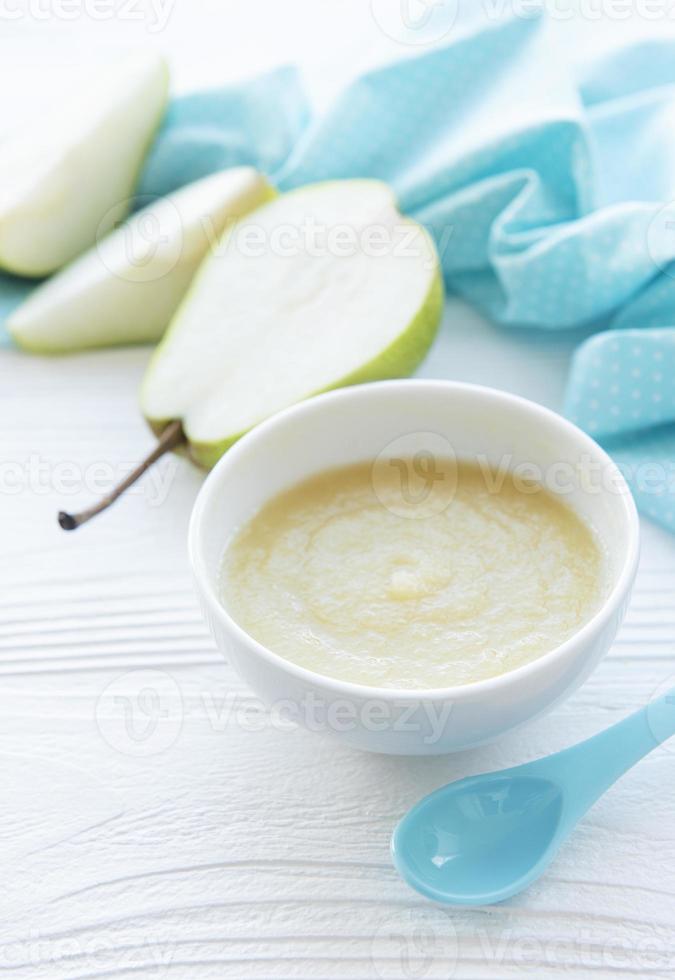 tigela com papinha de fruta e peras foto