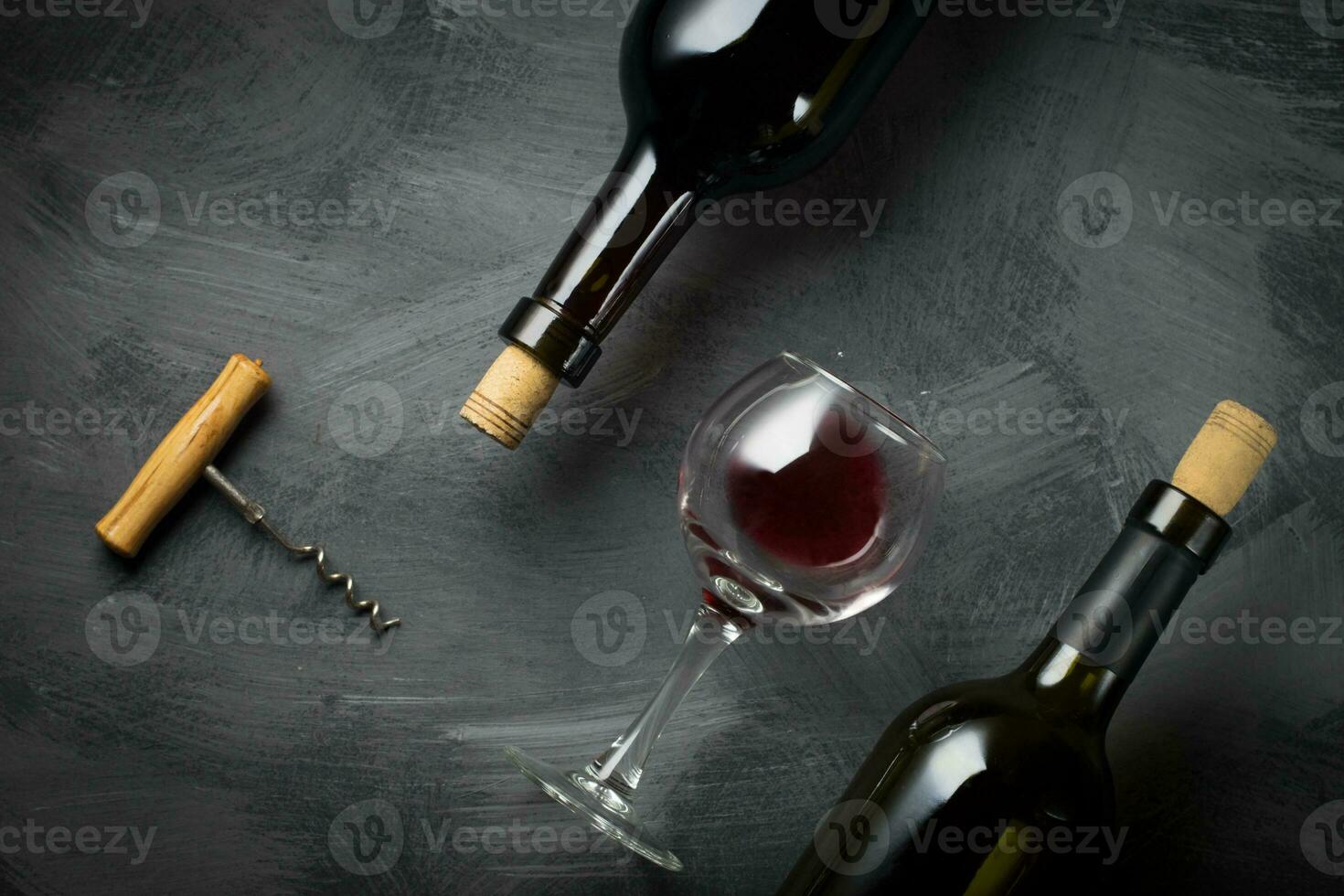 vidro garrafa do vinho com rolhas em de madeira mesa fundo foto
