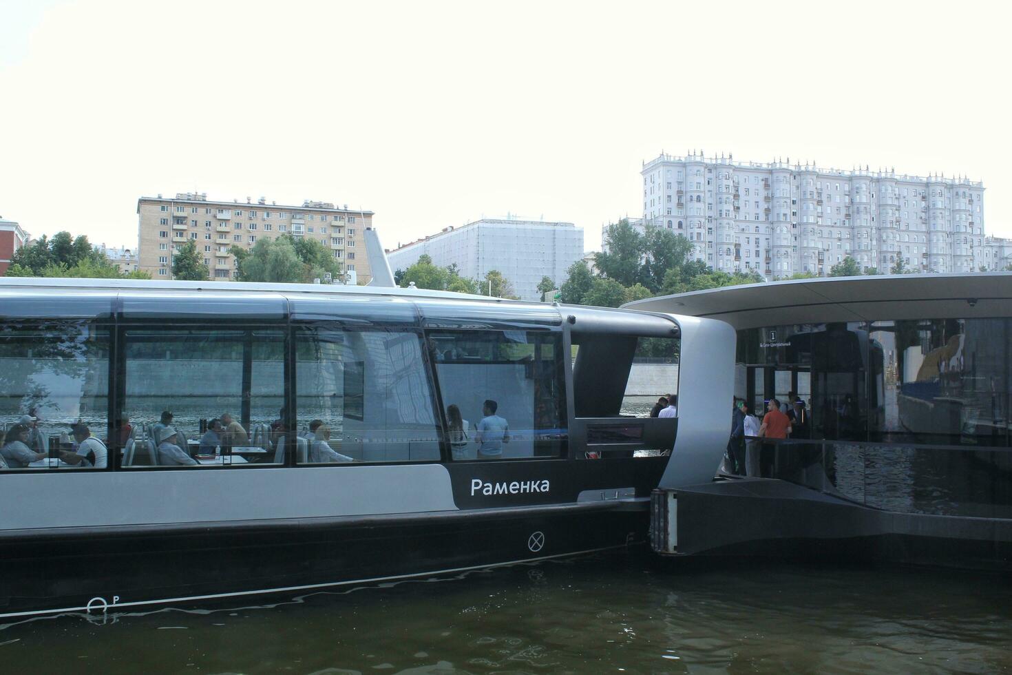 aquabus barco em Moskva rio. elétrico navio às Moscou público transporte. ecológico tecnologia. verde energia dentro cidade rota. diariamente passageiro balsa serviço. Moscou, Rússia - Junho 22, 2023. foto