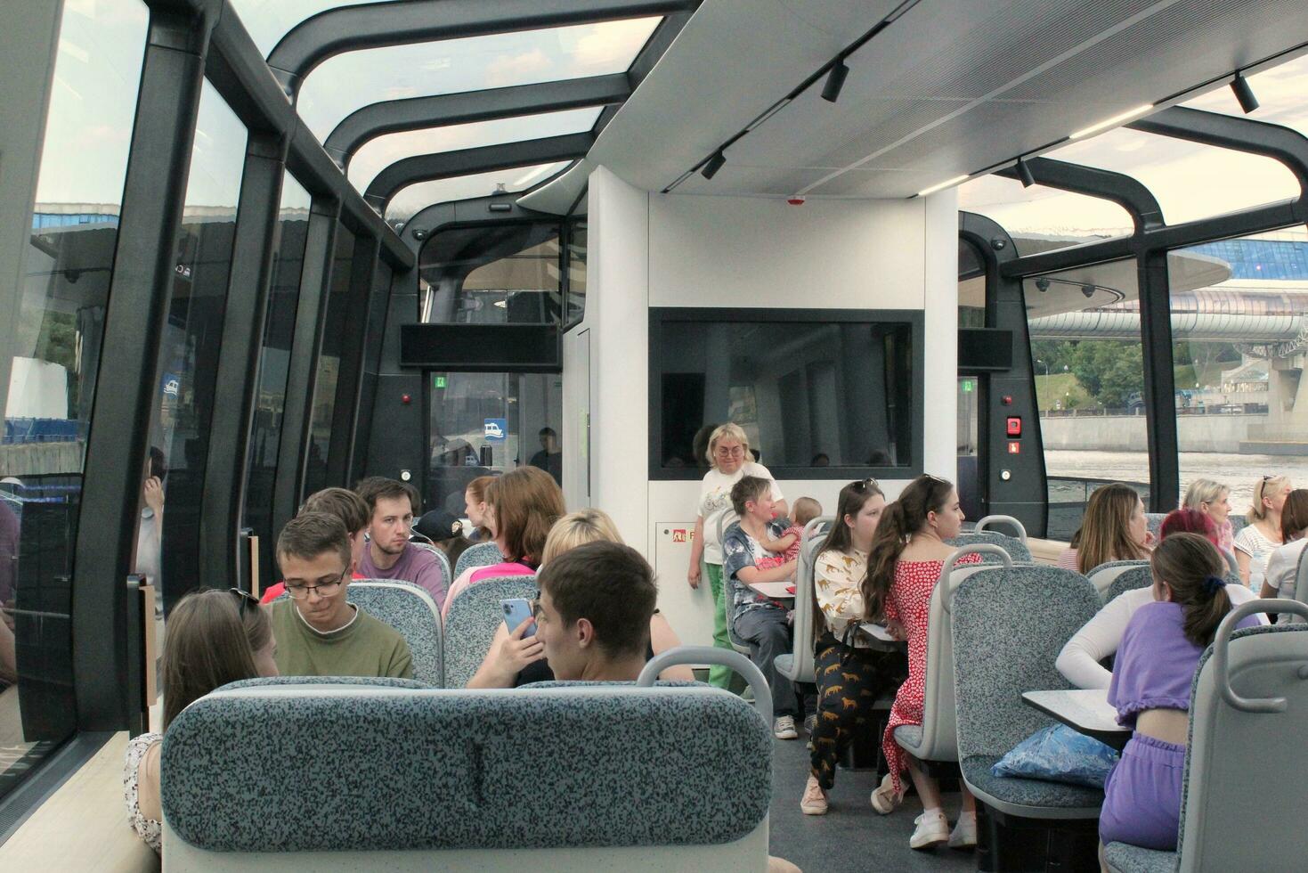 passageiros em uma borda do aquabus barco em Moskva rio. elétrico enviar. ecológico público transporte . verde energia dentro cidade rota. diariamente passageiro balsa serviço. Moscou, Rússia - Junho 22, 2023. foto