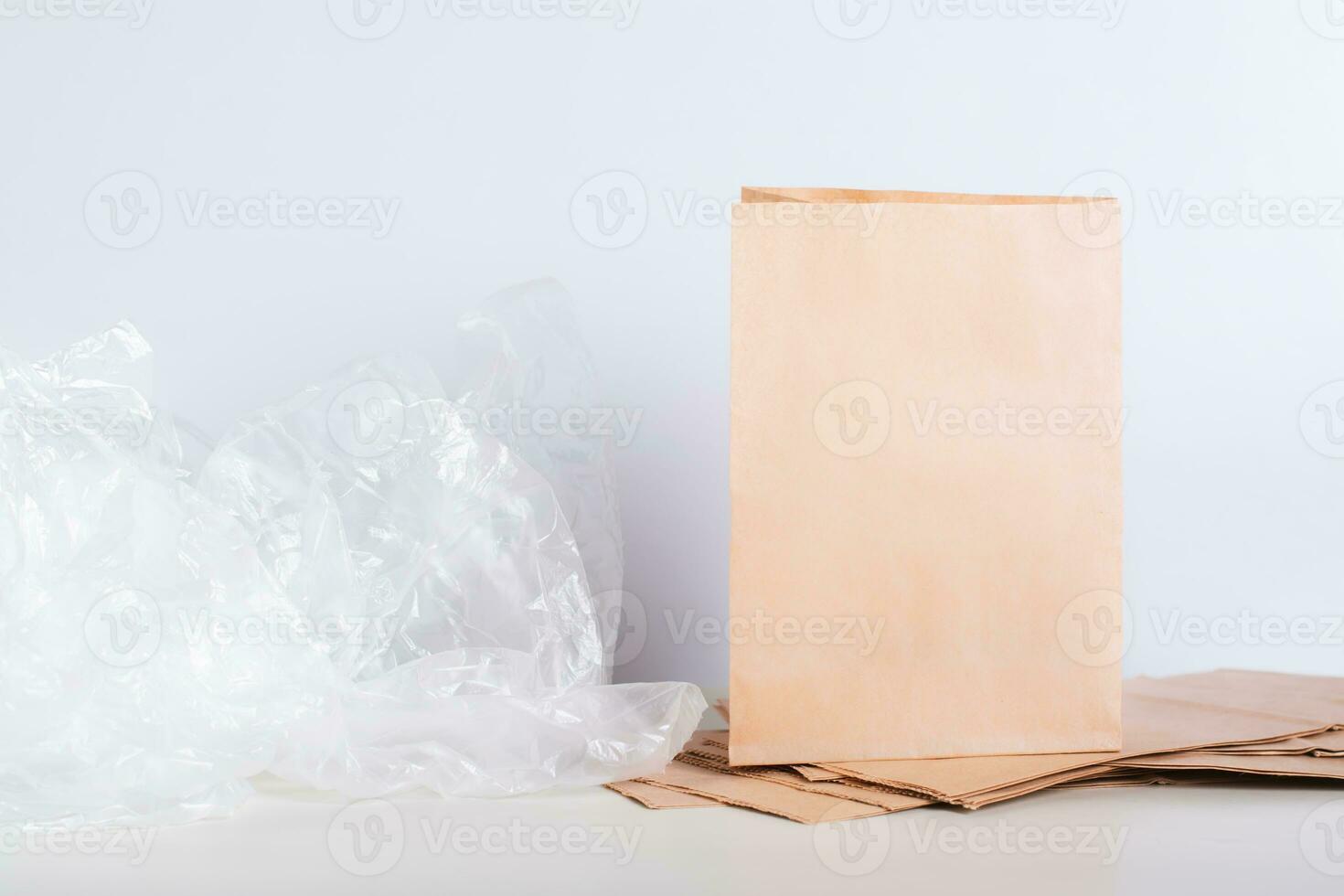papel saco em uma pilha do bolsas e amassado celofane plástico bolsas em a mesa foto