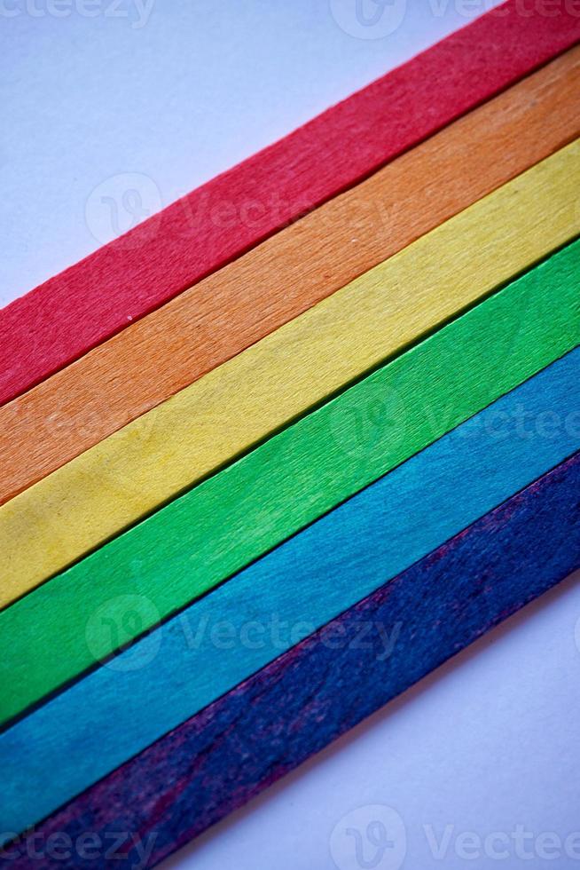 bandeira lgbt com pauzinhos de madeira foto