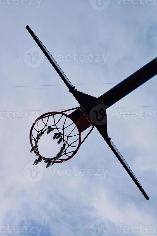 cesta de basquete de rua velha foto