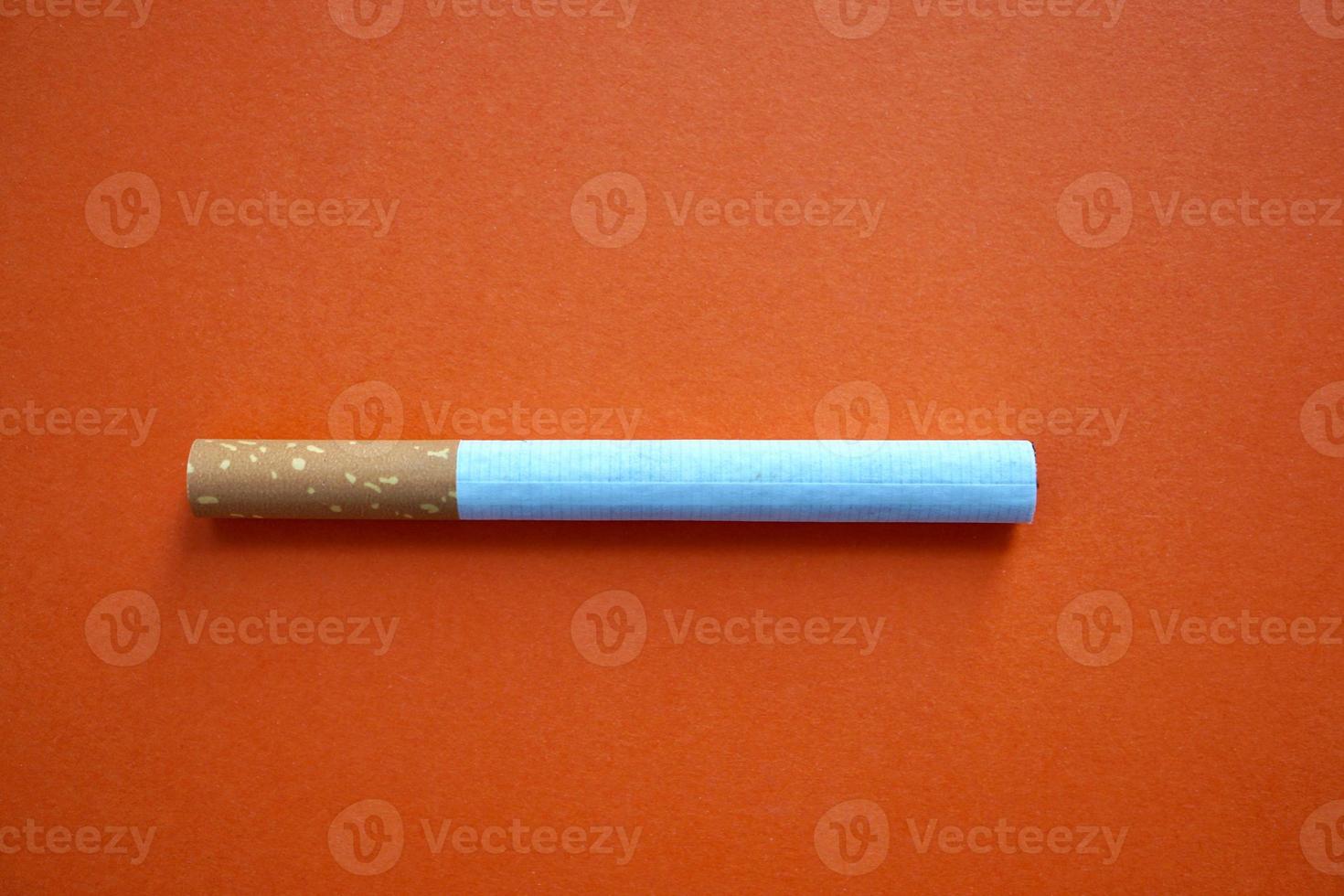 tabaco de cigarro em fundo laranja foto