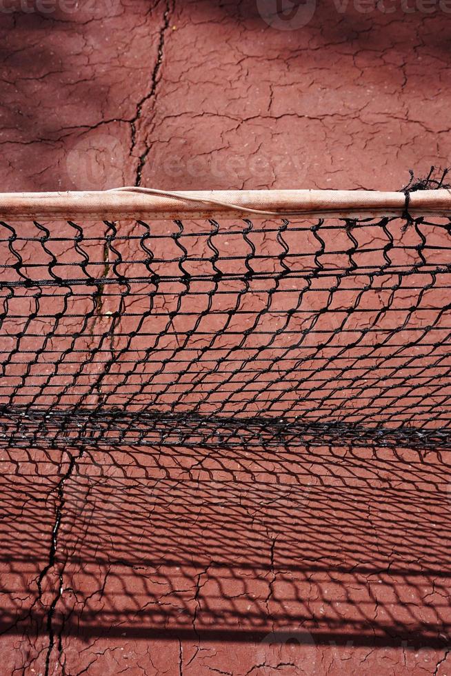 velho esporte abandonado em quadra de tênis foto