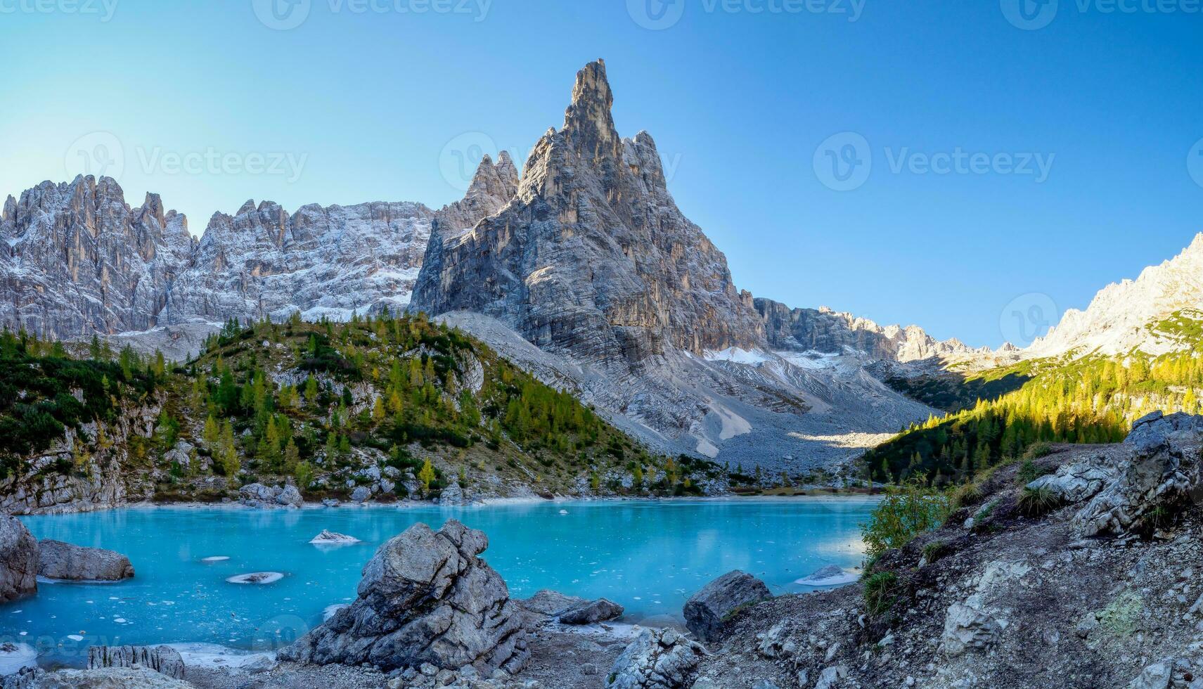 a congeladas sorapiz lago e majestoso dolomites alpes montanhas, província do belluno, Itália foto