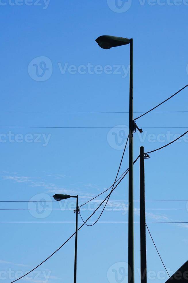 postes de luz na cidade foto