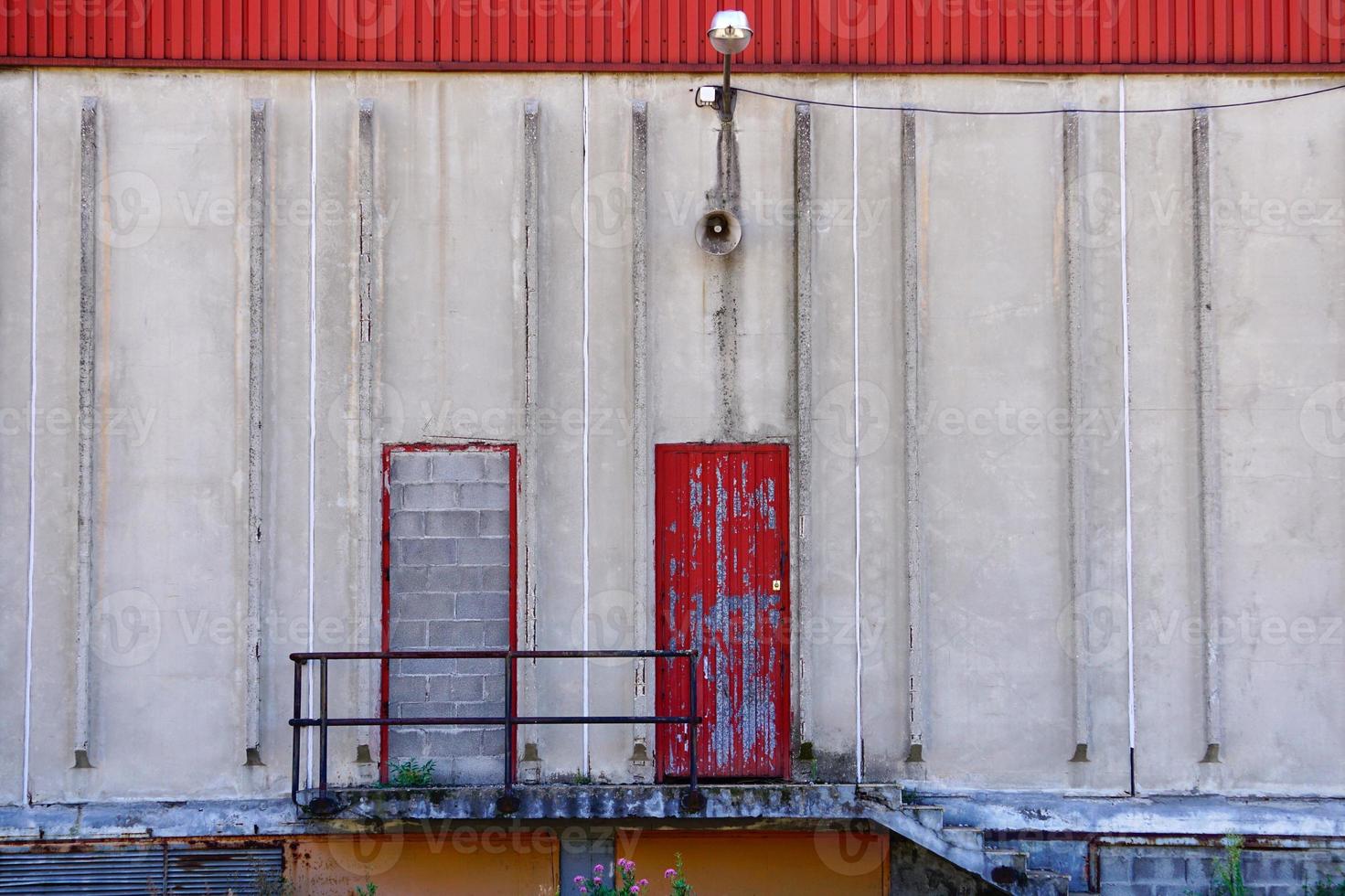 porta metálica vermelha no prédio foto