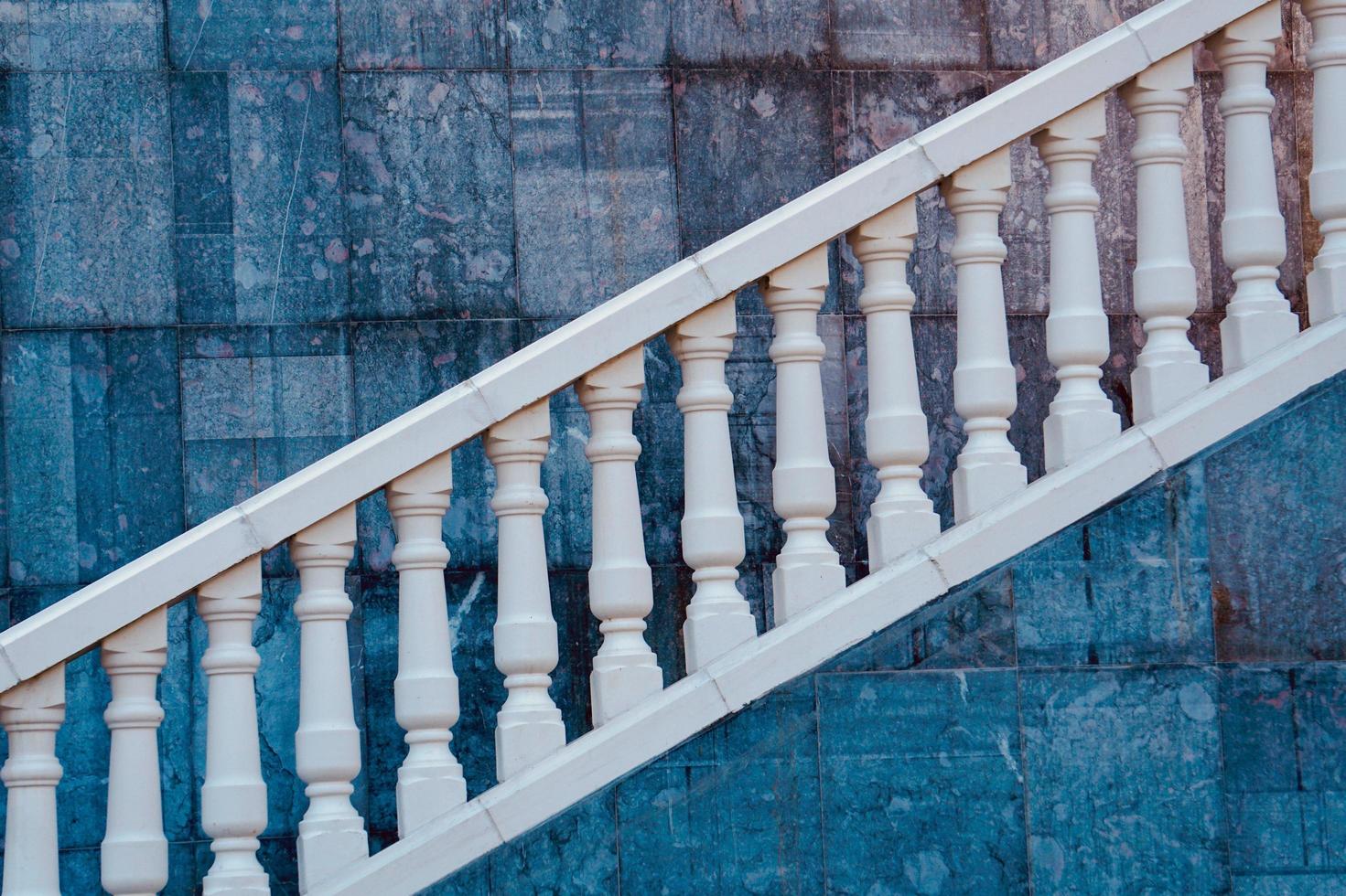 arquitetura de escadas na cidade foto