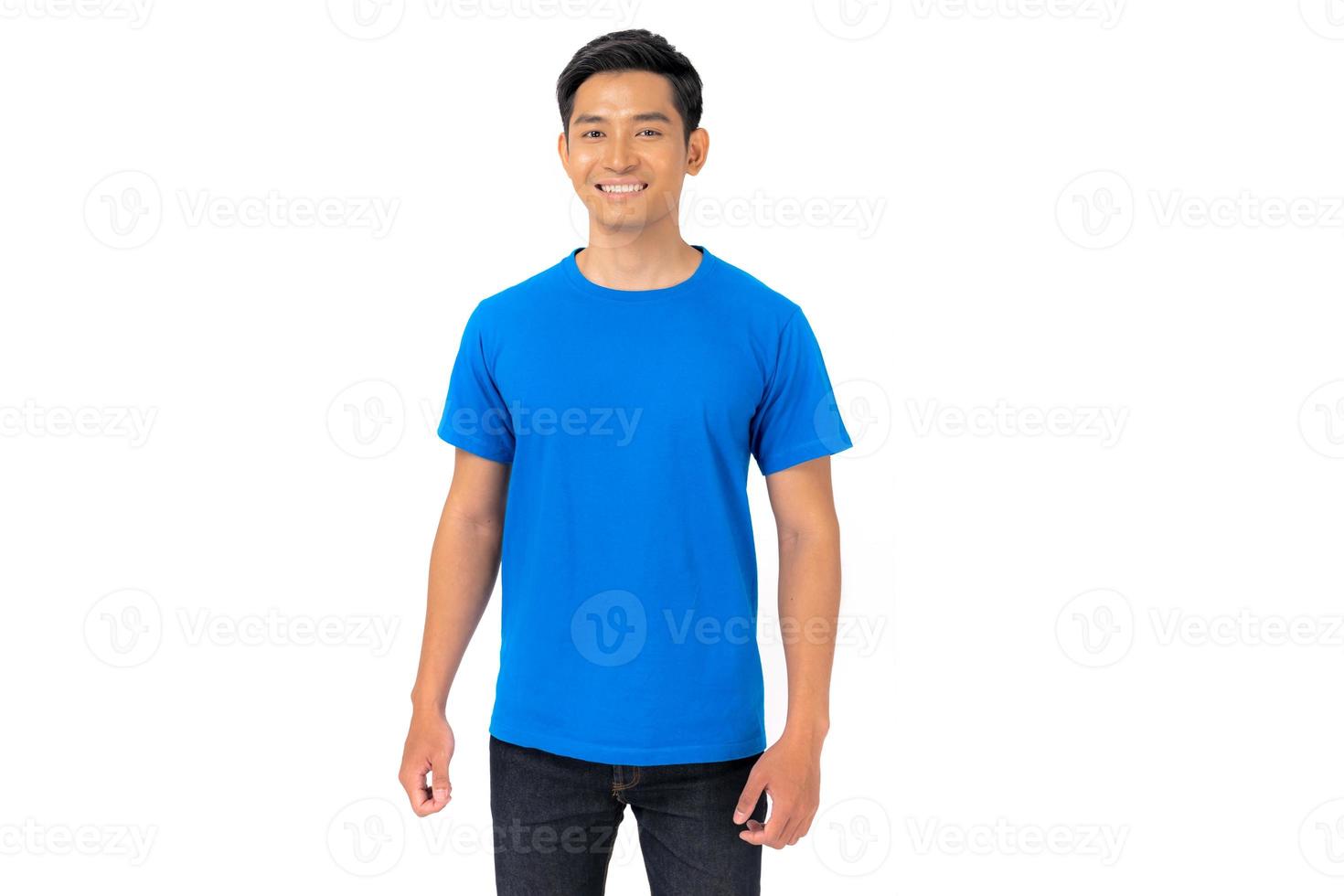 jovem em camiseta azul sobre fundo branco foto