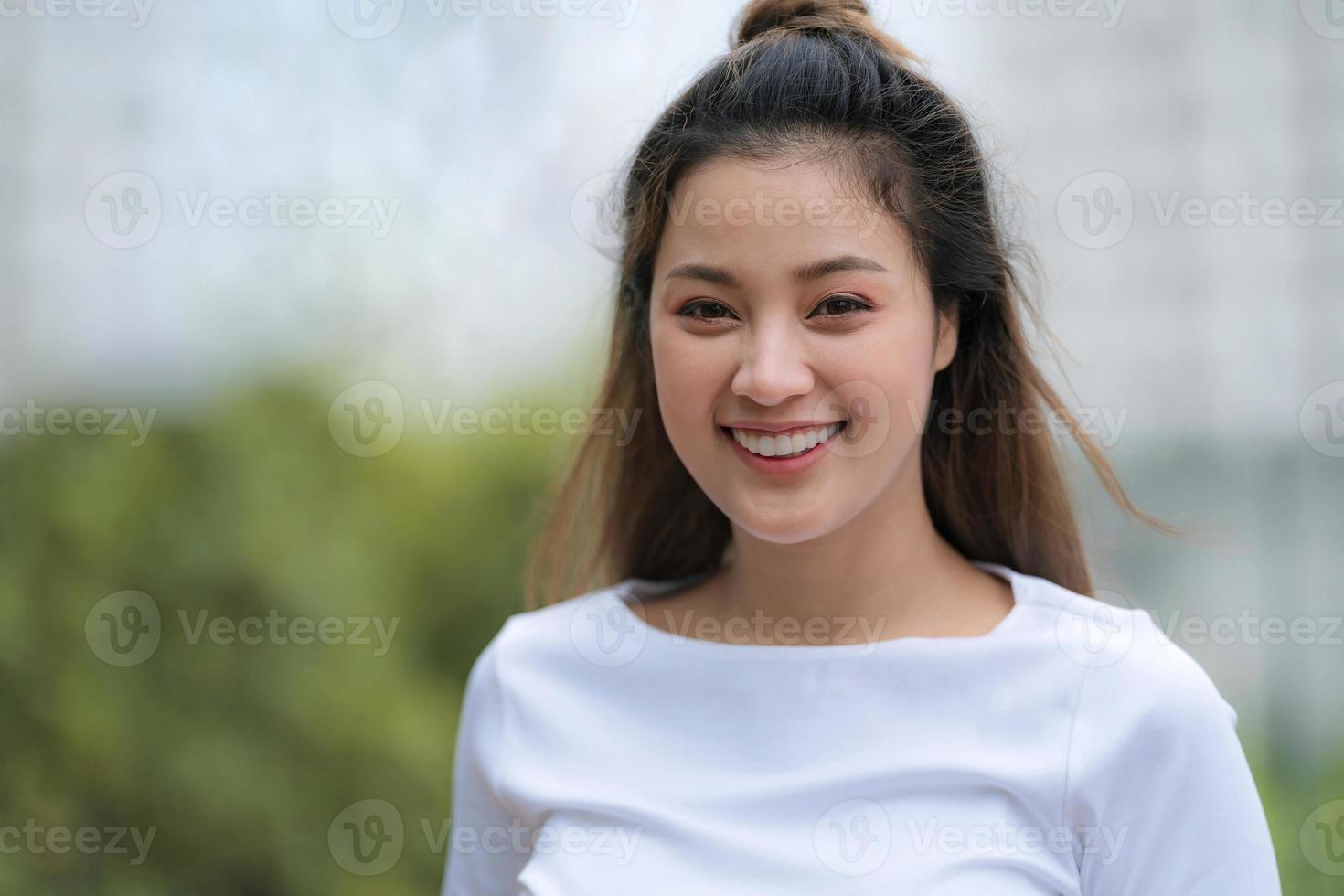 retrato ao ar livre de uma jovem feliz foto