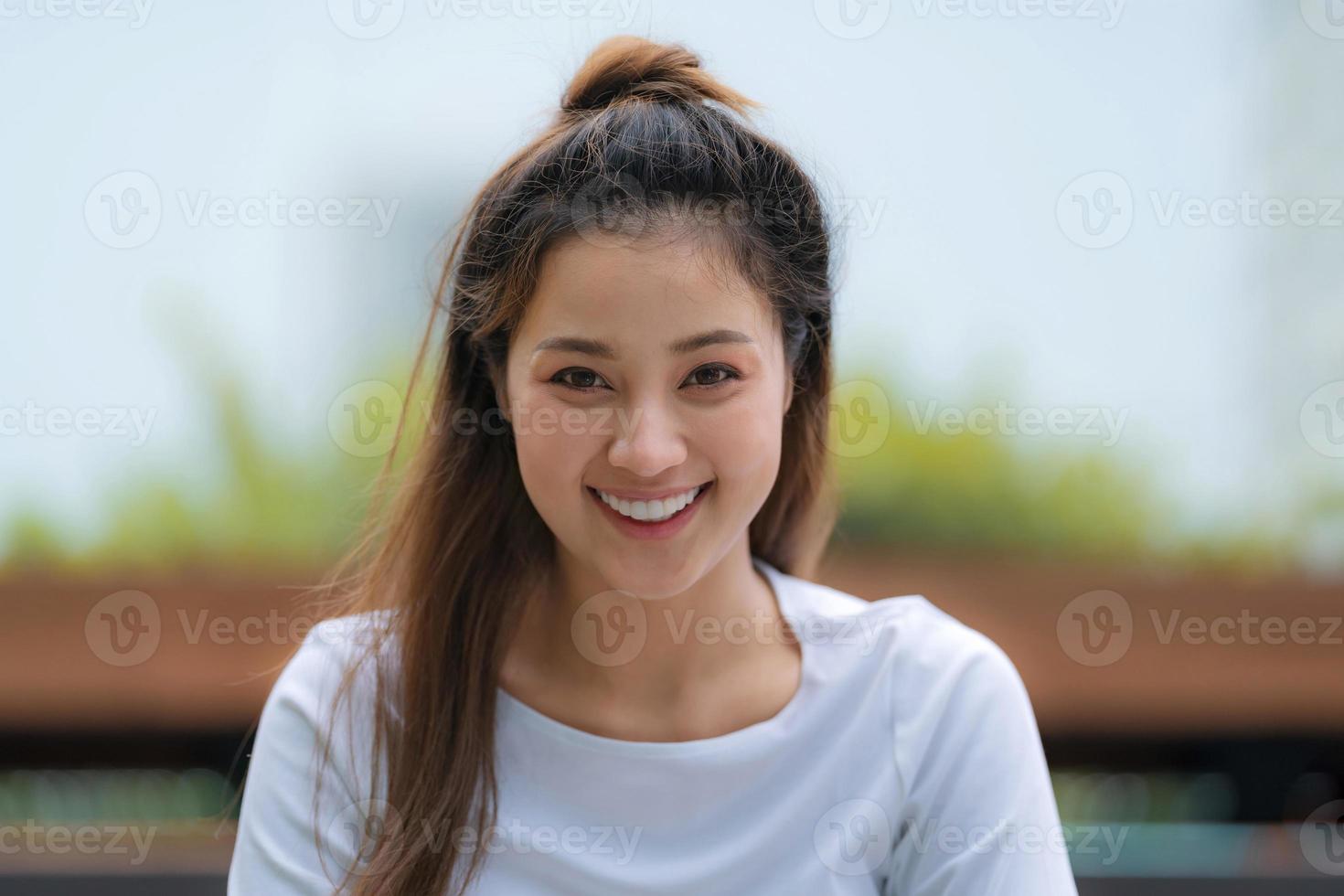 retrato ao ar livre de uma jovem feliz foto