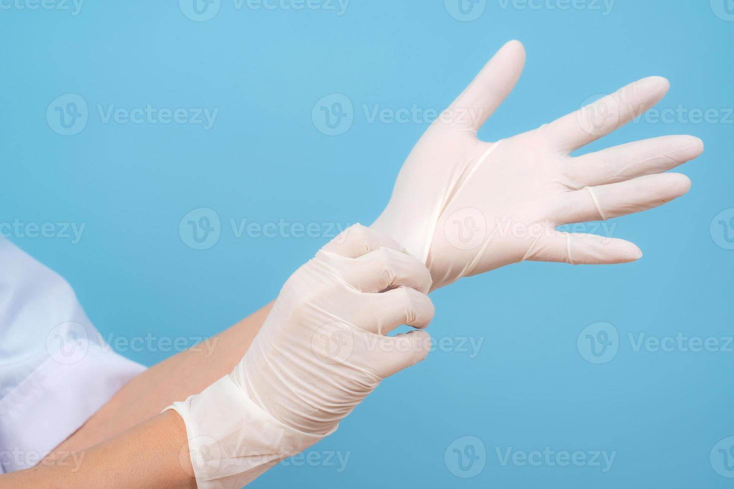 mãos em luvas esterilizadas enfermeira ou médico foto