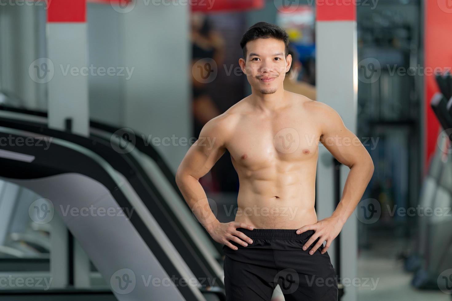 homem bonito e desportivo posando no ginásio foto