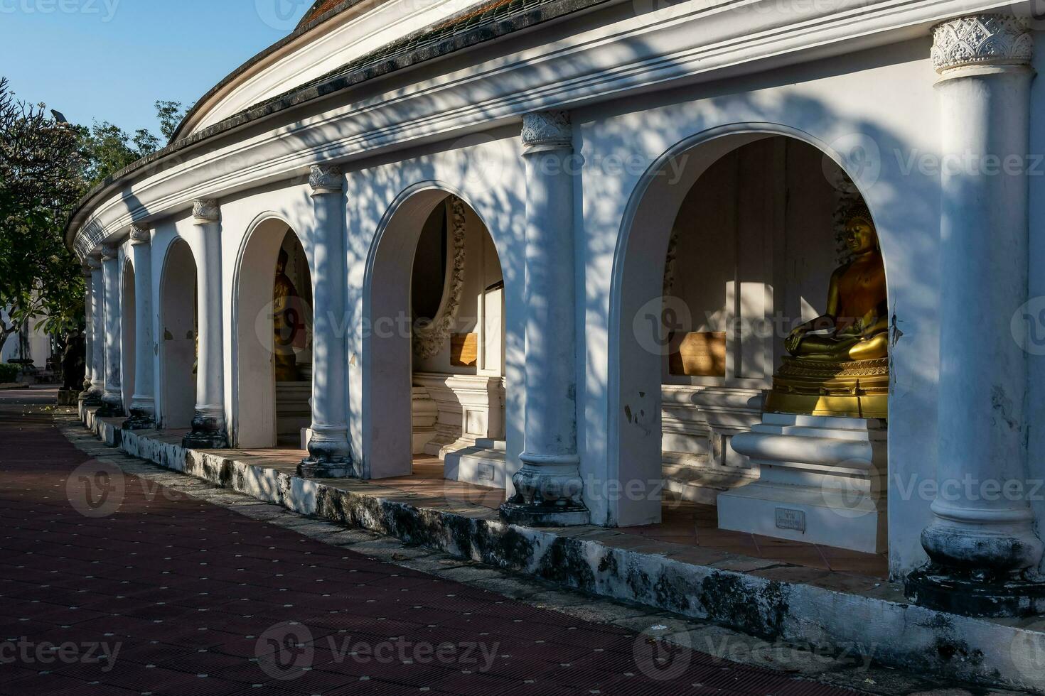 Buda estátua dentro a exterior cerca por aí phra caminho chedi a maior pagode dentro Tailândia e em torno da área foto