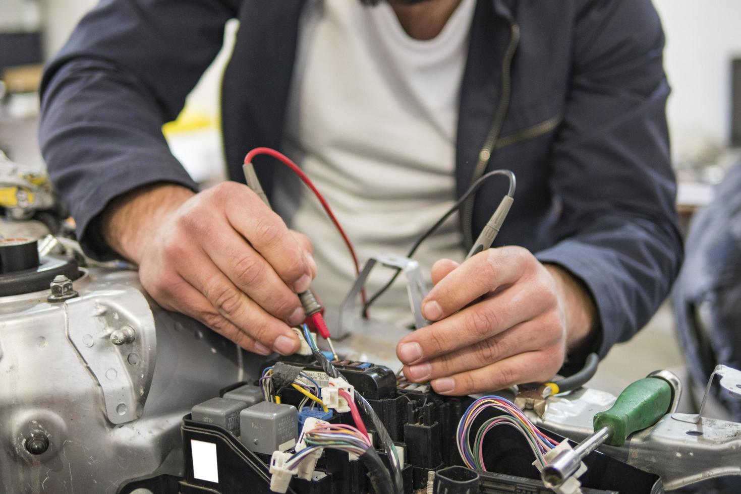 eletricista de carro conserta testador de carro e fusíveis e pinças foto