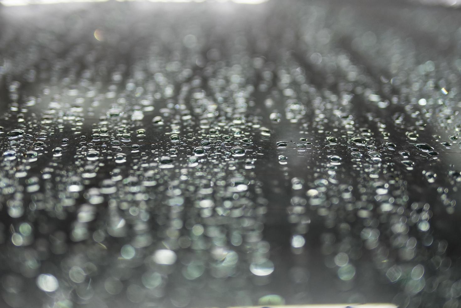 gotas de chuva no fundo da janela do carro foto