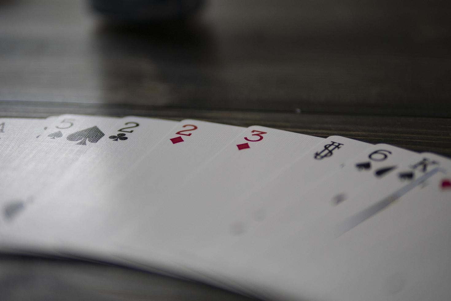 cartas de jogar na mesa lindo espaço de cópia de fundo de madeira foto