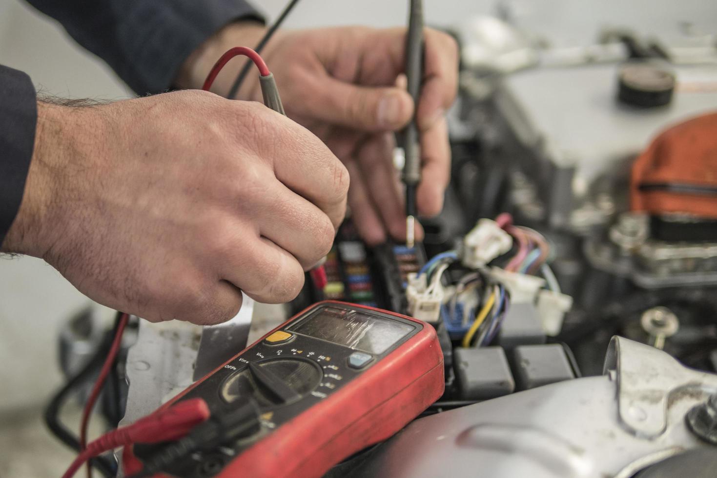 eletricista de carro conserta testador de carro e fusíveis e pinças foto