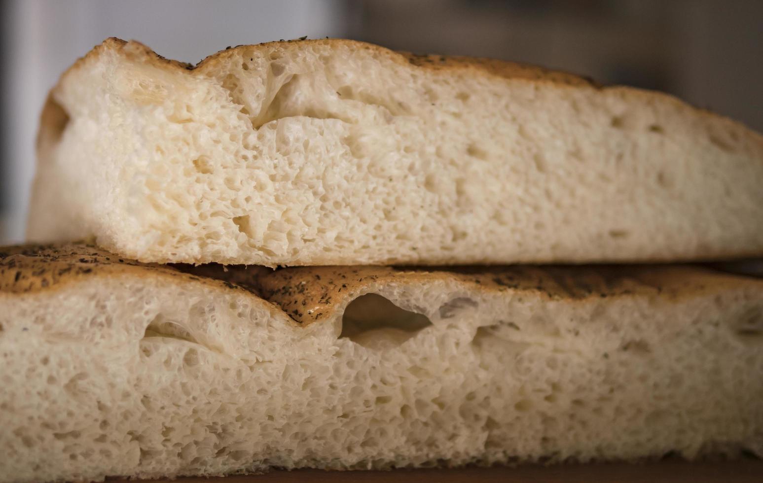 pão quente cortado ao meio na cozinha foto