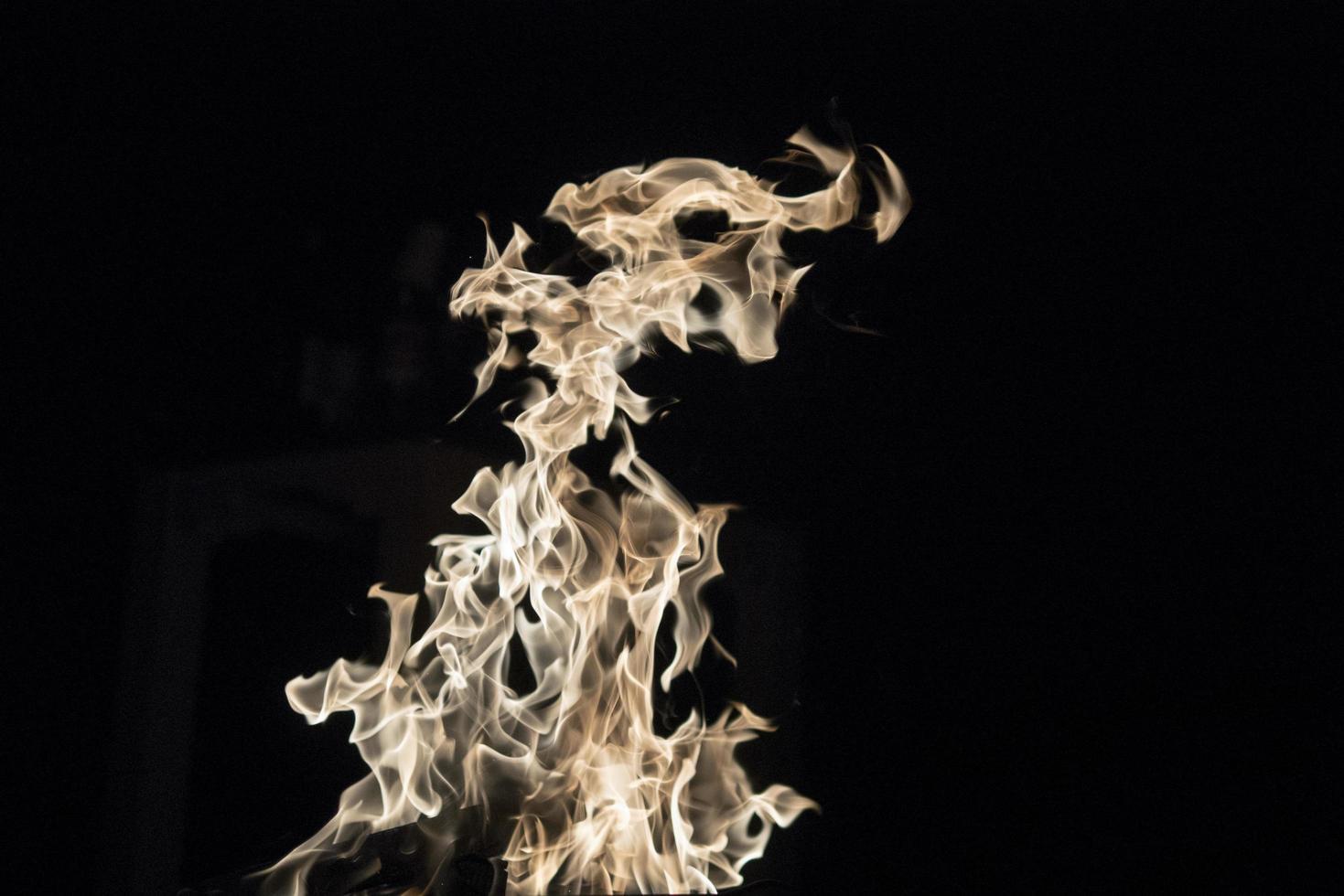 línguas frias de chamas dançam à noite foto