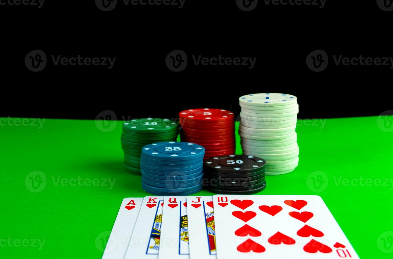 pôquer salgadinhos dentro pilhas e real rubor cartões em a pôquer mesa. foto
